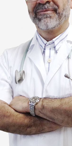 Dr. Mauricio Herrera con bata médica