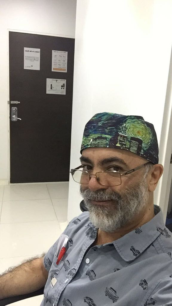 El Dr. Mauricio Herrera en su consultorio