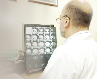 El Dr. Mauricio Herrera revisando radiografías